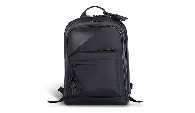 <strong>TUMI｜トゥミ</strong><br />「PUBLIC SCHOOL × TUMI」コレクション　2コンパートメントを装備したバックパックは、ラップトップ収納スペースを装備。フロントポケットはペンループ、カードスロット、キーリーシュなどを備えたオーガナイザーポケットとなっている。「バックパック」（H47×W33×D14cm）9万1800円