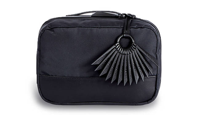 <strong>TUMI｜トゥミ</strong><br />「PUBLIC SCHOOL × TUMI」コレクション　3つの収納スペースに分かれたトラベルポーチ。デイリー使用にも最適なスタイリッシュなポーチの素材はナイロン×レザー。「トラベル・キット」（H14×W21.5×D9.5cm）2万7000円