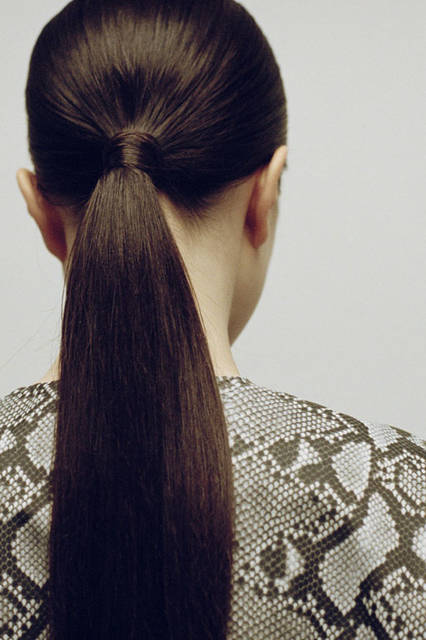 <strong>adidas Originals｜アディダス オリジナルス</strong><br />コラボレーションコレクション「adidas Originals by HYKE」　3L ウインド PY 3万2400円