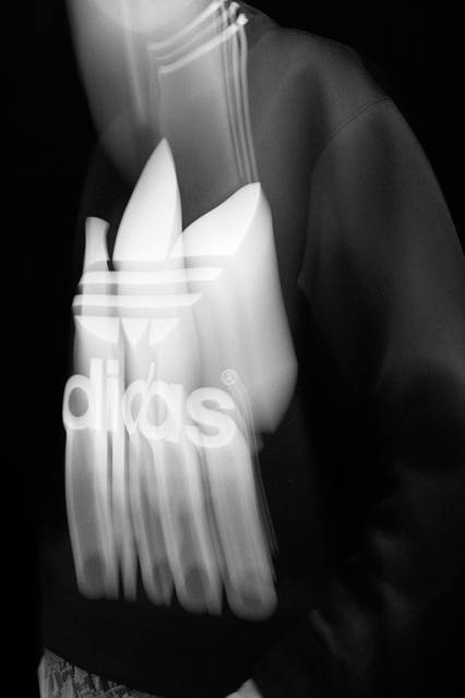 <strong>adidas Originals｜アディダス オリジナルス</strong><br />コラボレーションコレクション「adidas Originals by HYKE」　クルースウェット 2万520円