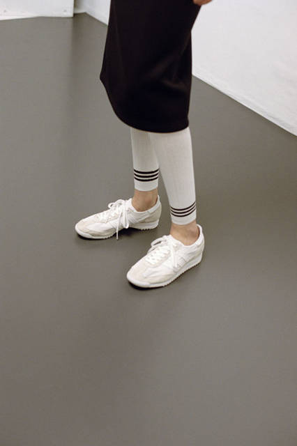 <strong>adidas Originals｜アディダス オリジナルス</strong><br />コラボレーションコレクション「adidas Originals by HYKE」　スカート2万520円、レギンス9720円、スニーカー 1万5120円