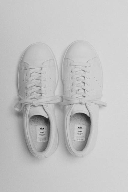 <strong>adidas Originals｜アディダス オリジナルス</strong><br />コラボレーションコレクション「adidas Originals by HYKE」　スニーカー 2万520円