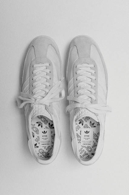 <strong>adidas Originals｜アディダス オリジナルス</strong><br />コラボレーションコレクション「adidas Originals by HYKE」　スカート2万520円、レギンス9720円、スニーカー 1万5120円