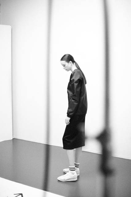 <strong>adidas Originals｜アディダス オリジナルス</strong><br />コラボレーションコレクション「adidas Originals by HYKE」　3L ウインドトップ 2万9160円、スカート2万520円、ソックス3780円、スニーカー 1万5120円