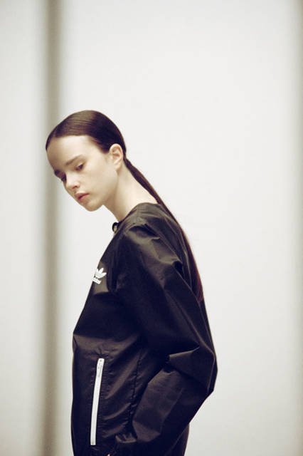 <strong>adidas Originals｜アディダス オリジナルス</strong><br />コラボレーションコレクション「adidas Originals by HYKE」　3L ウインドトップ 2万9160円