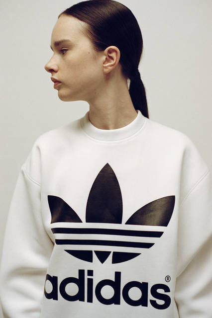 <strong>adidas Originals｜アディダス オリジナルス</strong><br />コラボレーションコレクション「adidas Originals by HYKE」　クルースウェット 2万520円