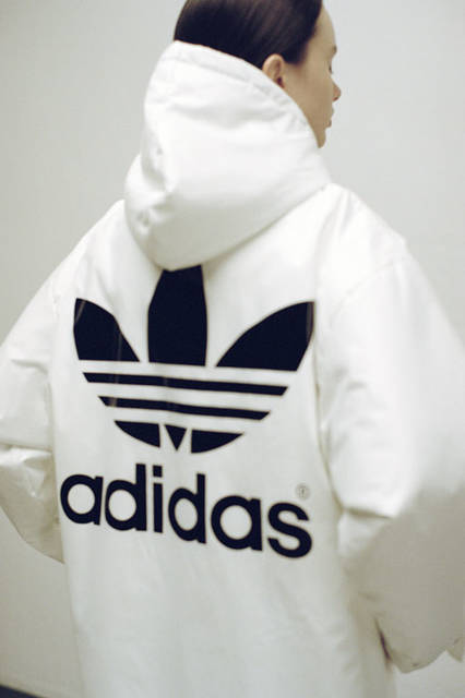 <strong>adidas Originals｜アディダス オリジナルス</strong><br />コラボレーションコレクション「adidas Originals by HYKE」　ベンチコート4万1040円