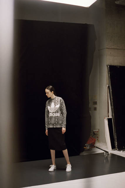 <strong>adidas Originals｜アディダス オリジナルス</strong><br />コラボレーションコレクション「adidas Originals by HYKE」　クルースウェット PY 2万3760円、スカート 2万520円