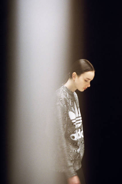 <strong>adidas Originals｜アディダス オリジナルス</strong><br />コラボレーションコレクション「adidas Originals by HYKE」　クルースウェット PY 2万3760円