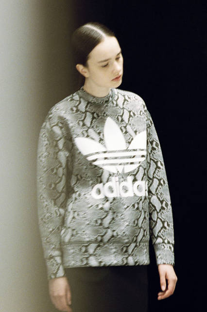 <strong>adidas Originals｜アディダス オリジナルス</strong><br />コラボレーションコレクション「adidas Originals by HYKE」　クルースウェット PY 2万3760円