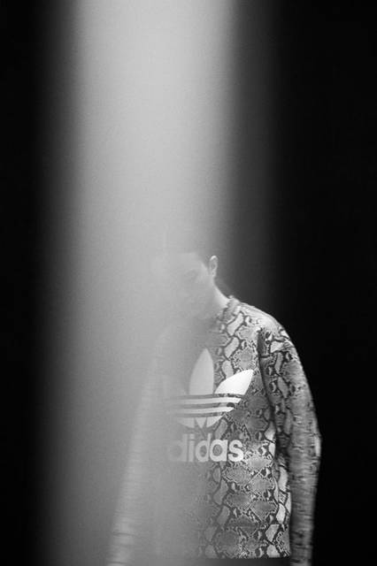 <strong>adidas Originals｜アディダス オリジナルス</strong><br />コラボレーションコレクション「adidas Originals by HYKE」　クルースウェット PY 2万3760円