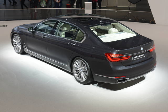 21_BMW_7-Series