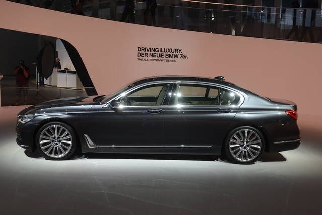 23_BMW_7-Series