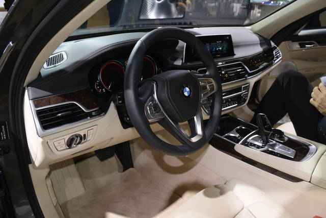 24_BMW_7-Series