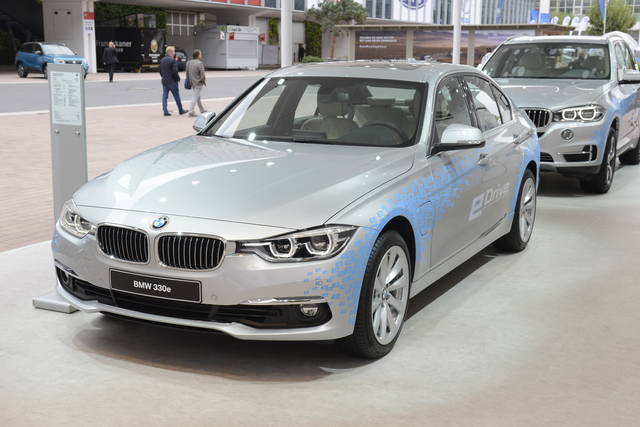 25_BMW_330e