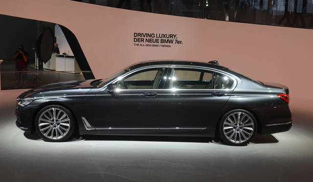 23_BMW_7-Series