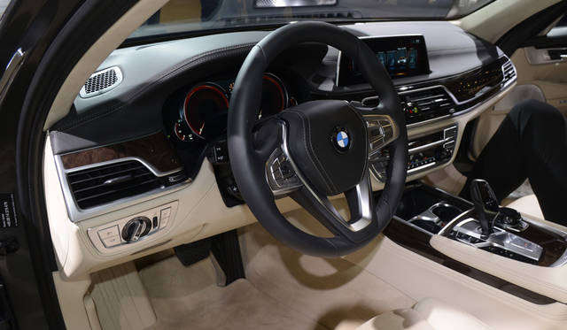 24_BMW_7-Series