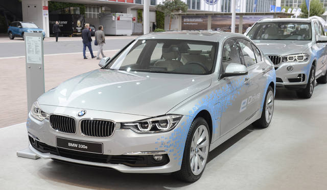 25_BMW_330e