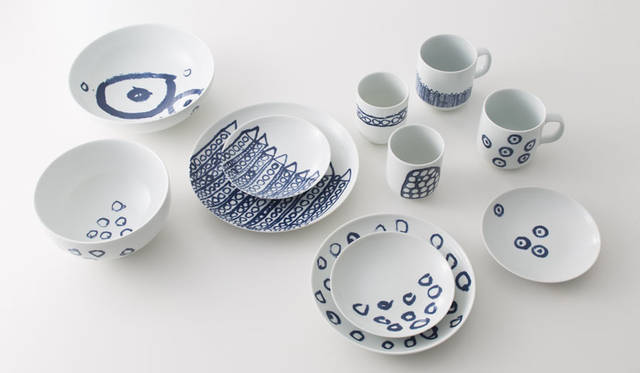 <strong>IDÉE｜イデー</strong><br />イデーショップ 自由が丘店　「POOL」　「コロコロのもの」鹿児島にある福祉施設「しょうぶ学園」で活動をおこなうアーティストが描いたドット柄を、無印良品の白磁シリーズのB品にコラージュしてプリント。シンプルな白磁に自由で生命力あふれるドットを加えることで、食卓を愉しく演出してくれるテーブルウェアになった