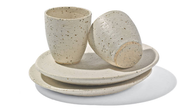 「SLOW HOUSE（スローハウス）二子玉川」　近年、独創的な作品の発表や個展の成功により、世界から注目される青木良太氏が、“Ouur”のために生み出した作品。「RYOTA AOKI for Ouur」Cup 4320円、Plate 6480円（ともに10月入荷予定）