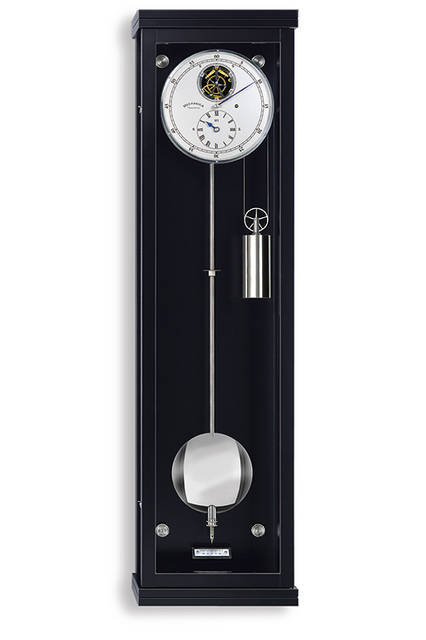 <strong>メカニカM1</strong><br />（スペックは完成時のもの）<br />ケース｜ブラックラッカーケース<br />サイズ｜幅270×奥行き145mm×高さ1020mm<br />ムーブメント｜手巻き・振り子式。30日間パワーリザーブ<br />機能｜時分針を別個に表示するレギュレーター（ブラックラッカーケース）<br />価格｜216万円<br />＊価格にはキット本体、講習会参加費、標準的な配送・据え付け費用が含まれる。