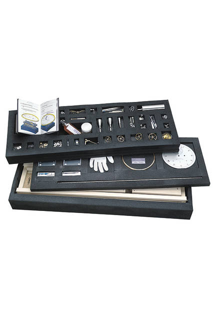 <strong>メカニカM1</strong><br />（スペックは完成時のもの）<br />ケース｜ブラックラッカーケースまたはチェリーケース<br />サイズ｜幅270×奥行き145mm×高さ1020mm<br />ムーブメント｜手巻き・振り子式。30日間パワーリザーブ<br />機能｜時分針を別個に表示するレギュレーター（ブラックラッカーケース）<br />価格｜216万円(ブラックラッカーケース)、129万6000円(チェリーケース)<br />＊価格にはキット本体、講習会参加費、標準的な配送・据え付け費用が含まれる。