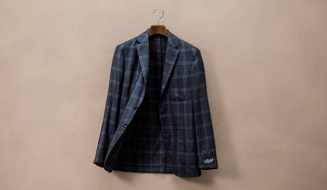 belvest（ベルヴェスト）の50周年を記念したネイビーオーバーペンチェックのカシミヤジャケット 。ジャケット43万9560円（ジャケットリクワイヤード）