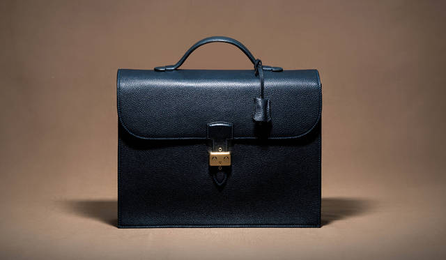 MAURO GOVERNA（マウロ ゴヴェルナ）のクラシックブリーフケース。パルティコと呼ばれたインディゴブルーで染めたトリヨンレザーを使用。バッグ24万8400円（ジャケットリクワイヤード）