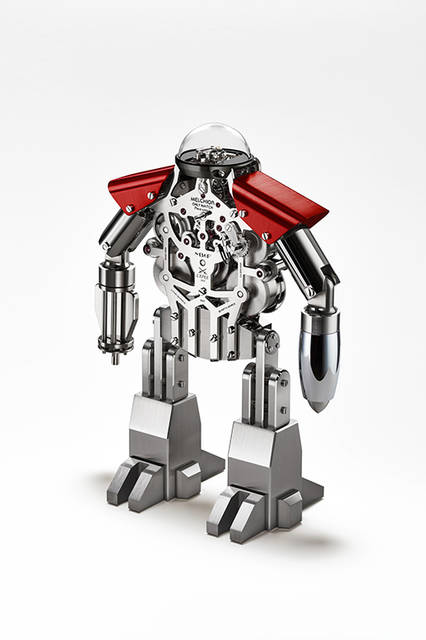 <strong>メルヒオール オンリーウォッチ2015</strong><br />素材｜真鍮（パラジウムめっき）<br />サイズ｜高さ303×幅217mm（足の位置による）×奥行き112mm<br />ムーブメント｜手巻き（スクエアソケットキーによる時間調整／巻き上げ、40日間パワーリザーブ）<br />機能｜時分秒を別個に表示するレギュレーター、55分から時刻を送りはじめる特殊なジャンピングアワー、レトログラードによる秒表示<br />価格｜未定