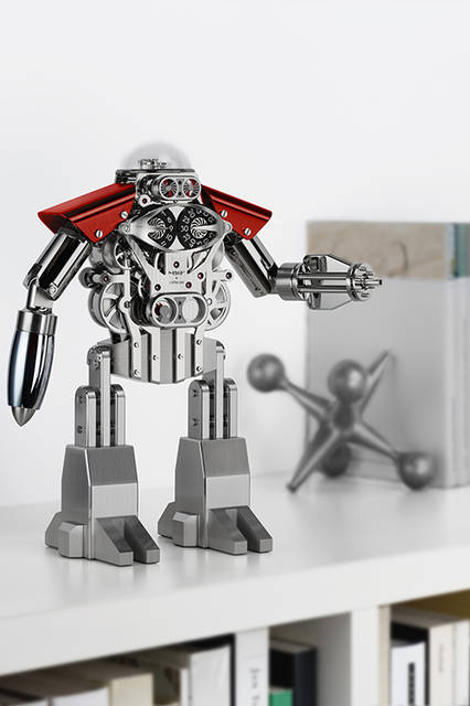 <strong>メルヒオール オンリーウォッチ2015</strong><br />素材｜真鍮（パラジウムめっき）<br />サイズ｜高さ303×幅217mm（足の位置による）×奥行き112mm<br />ムーブメント｜手巻き（スクエアソケットキーによる時間調整／巻き上げ、40日間パワーリザーブ）<br />機能｜時分秒を別個に表示するレギュレーター、55分から時刻を送りはじめる特殊なジャンピングアワー、レトログラードによる秒表示<br />価格｜未定