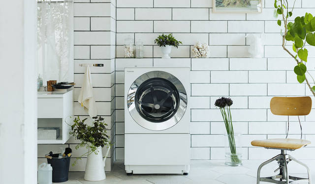 サニタリー空間に調和する業界初の「キュービックフォルム」と、衣類の出し入れがしやすくなった業界最大の「大投入口」が特徴