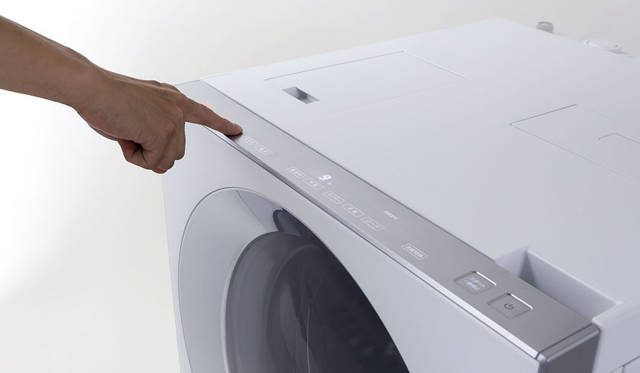 凹凸のない「フラットフェイス」や槽内が見やすい「クリアウィンドウ」、扉と一体型の操作部など外観と使いやすさを追求