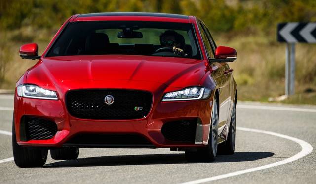 最高出力380ps、最大トルク450Nmを発揮する3.0リッターV6スーパーチャージド エンジン搭載のXF S