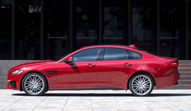 最高出力380ps、最大トルク450Nmを発揮する3.0リッターV6スーパーチャージド エンジン搭載のXF S