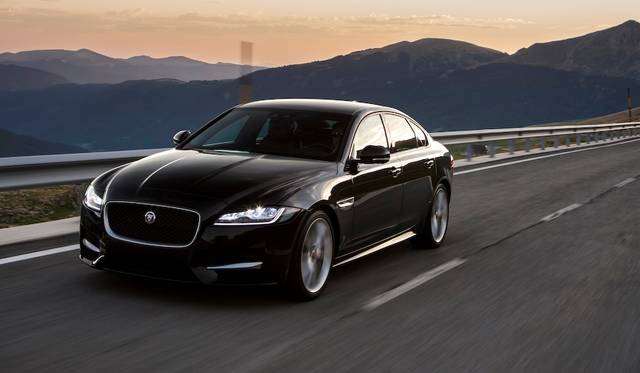 XF Rスポーツには、最高出力340ps、最大トルク450Nmを発揮する3.0V6スーパーチャージドを搭載