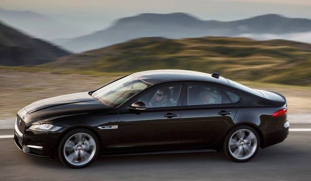 XF Rスポーツには、最高出力340ps、最大トルク450Nmを発揮する3.0V6スーパーチャージドを搭載