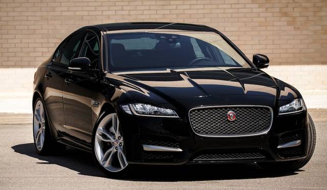 XF Rスポーツには、最高出力340ps、最大トルク450Nmを発揮する3.0V6スーパーチャージドを搭載