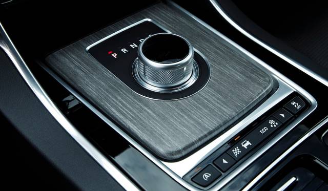 電源をONにするとせり上がる、ロータリー式ATセレクターはキャリーオーバー