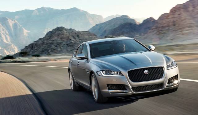2.0リッター直4ターボエンジンを搭載するXF プレステージ。ガソリンエンジンでは最高主力240ps、最大トルク340Nmを発揮。ディーゼルモデルも設定され、こちらは最高出力180psと最大トルク430Nmを発生する