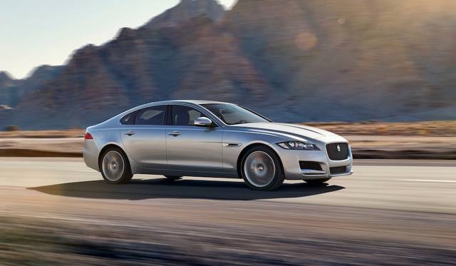 2.0リッター直4ターボエンジンを搭載するXF プレステージ。ガソリンエンジンでは最高主力240ps、最大トルク340Nmを発揮。ディーゼルモデルも設定され、こちらは最高出力180psと最大トルク430Nmを発生する