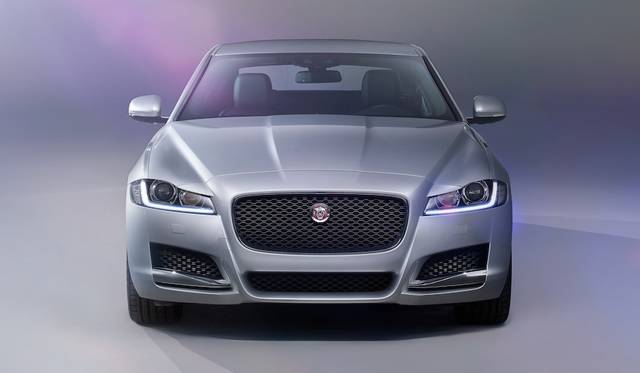 2.0リッター直4ターボエンジンを搭載するXF プレステージ。ガソリンエンジンでは最高主力240ps、最大トルク340Nmを発揮。ディーゼルモデルも設定され、こちらは最高出力180psと最大トルク430Nmを発生する