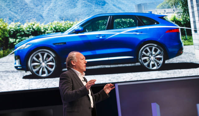 ジャガーのSUV「Fペース」のプレゼンをおこなう、デザインディレクターのイアン・カラム氏
