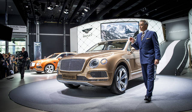 ベントレーの新型SUV「ベンテイガ」を披露する、ウルフガング・デュレハイマーCEO
