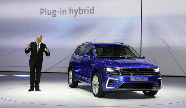 コンセプトとして発表されたプラグインハイブリッド「ティグアン GTE」について説明する、VWのドクター・ハインツ＝ヤコブ・ノイサー氏