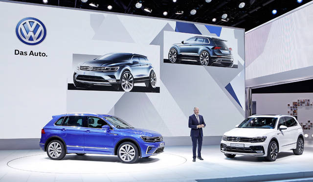 コンセプトとして発表されたプラグインハイブリッド「ティグアン GTE」について説明する、VWのドクター・ハインツ＝ヤコブ・ノイサー氏