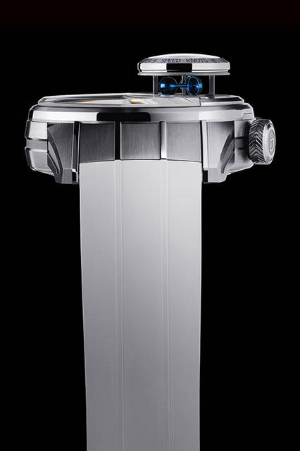 <strong>ジェニー03リミテッドエディション</strong><br />ケース｜チタニウム（グレード5）<br />直径｜47.5mm<br />厚さ｜17.5mm（速度計を開けると23.5mm）<br />ムーブメント｜自動巻き（Cal.BRE03.001）<br />機能｜速度表示（時計に当たる風速を速度として表示、5～65ノット）<br />ストラップ｜ラバー<br />防水｜30m（時計本体は常時。スピードメーター部分は、この部分を閉鎖した時のみ30m）<br />限定数｜55本<br />予価｜972万円<br />＊限定モデルは、ノット計測機能バージョンのみ。<br />