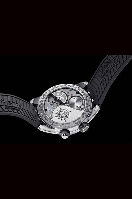 <strong>ジェニー03</strong><br />ケース｜チタニウム（グレード5）<br />直径｜47.5mm<br />厚さ｜17.5mm（速度計を開けると23.5mm）<br />ムーブメント｜自動巻き（Cal.BRE03.001）<br />機能｜速度表示（時計に当たる風速を速度として表示）<br />ストラップ｜ラバー<br />防水｜30m（時計本体は常時。スピードメーター部分は、この部分を閉鎖した時のみ30m）<br />予価｜972万円<br />＊計測機能として、km計測とマイル計測の2種類あり。<br />