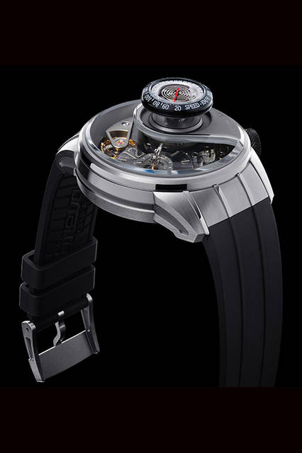 <strong>ジェニー03</strong><br />ケース｜チタニウム（グレード5）<br />直径｜47.5mm<br />厚さ｜17.5mm（速度計を開けると23.5mm）<br />ムーブメント｜自動巻き（Cal.BRE03.001）<br />機能｜速度表示（時計に当たる風速を速度として表示）<br />ストラップ｜ラバー<br />防水｜30m（時計本体は常時。スピードメーター部分は、この部分を閉鎖した時のみ30m）<br />予価｜972万円<br />＊計測機能として、km計測とマイル計測の2種類あり。<br />