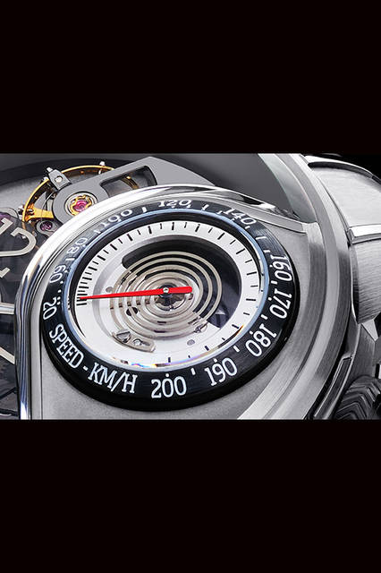 <strong>ジェニー03</strong><br />ケース｜チタニウム（グレード5）<br />直径｜47.5mm<br />厚さ｜17.5mm（速度計を開けると23.5mm）<br />ムーブメント｜自動巻き（Cal.BRE03.001）<br />機能｜速度表示（時計に当たる風速を速度として表示）<br />ストラップ｜ラバー<br />防水｜30m（時計本体は常時。スピードメーター部分は、この部分を閉鎖した時のみ30m）<br />予価｜972万円<br />＊計測機能として、km計測とマイル計測の2種類あり。<br />