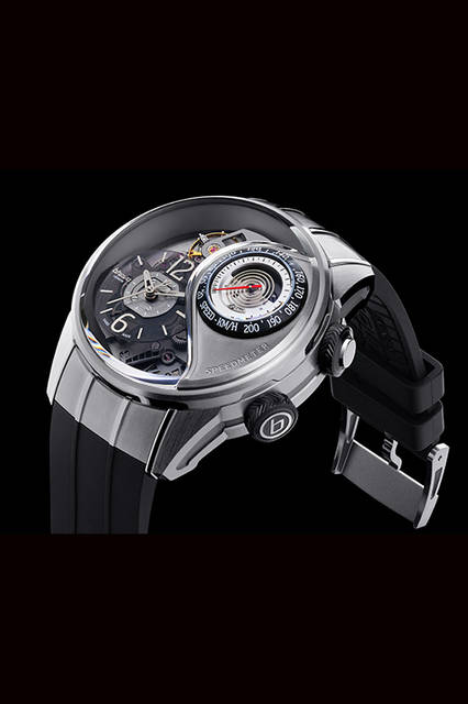 <strong>ジェニー03</strong><br />ケース｜チタニウム（グレード5）<br />直径｜47.5mm<br />厚さ｜17.5mm（速度計を開けると23.5mm）<br />ムーブメント｜自動巻き（Cal.BRE03.001）<br />機能｜速度表示（時計に当たる風速を速度として表示）<br />ストラップ｜ラバー<br />防水｜30m（時計本体は常時。スピードメーター部分は、この部分を閉鎖した時のみ30m）<br />予価｜972万円<br />＊計測機能として、km計測とマイル計測の2種類あり。<br />